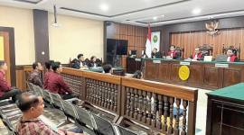 Kejaksaan Negeri Sanggau melakukan sidang terhadao warga negara asing (WNA) asal Aljazair berinisial AB (41) yang terbukti memasuki wilayah Indonesia melalui jalur tidak resmi serta melanggar ketentuan keimigrasian meski telah tercantum dalam daftar penangkalan. (Foto: Dok Seksi Inteldakim Kantor Imigrasi Kelas II Entikong)