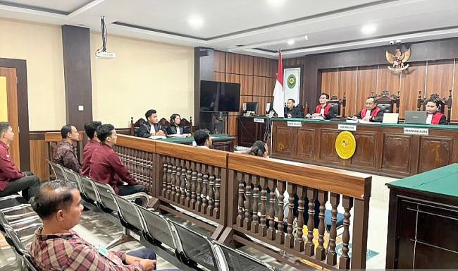 Kejaksaan Negeri Sanggau melakukan sidang terhadao warga negara asing (WNA) asal Aljazair berinisial AB (41) yang terbukti memasuki wilayah Indonesia melalui jalur tidak resmi serta melanggar ketentuan keimigrasian meski telah tercantum dalam daftar penangkalan. (Foto: Dok Seksi Inteldakim Kantor Imigrasi Kelas II Entikong)