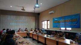 Forum Konsultasi Publik tentang berbagai layanan publik yang tersedia di dinas tersebut di Ruang Rapat Diskominfosan, Paringin Selatan, Senin (1/12/2025) (SuarIndonesia/Adv)