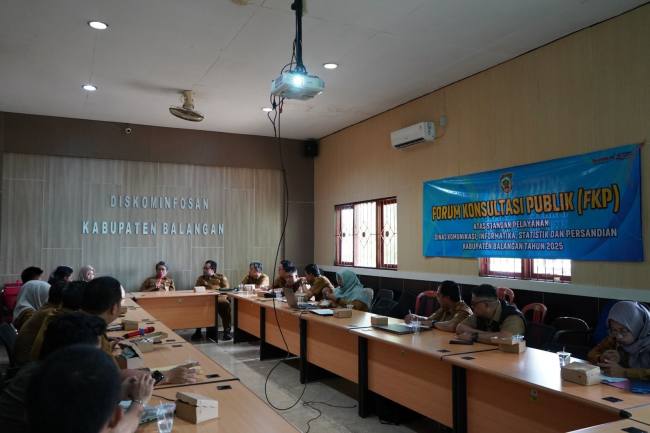Forum Konsultasi Publik tentang berbagai layanan publik yang tersedia di dinas tersebut di Ruang Rapat Diskominfosan, Paringin Selatan, Senin (1/12/2025) (SuarIndonesia/Adv)