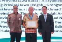 Gubernur Kalimantan Selatan, H. Muhidin, menerima Penghargaan Pembina Program Kampung Iklim (ProKlim) Tahun 2025 dari Kementerian Lingkungan Hidup/Badan Pengendalian Lingkungan Hidup RI (SuarIndonesia/Adv)