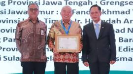 Gubernur Kalimantan Selatan, H. Muhidin, menerima Penghargaan Pembina Program Kampung Iklim (ProKlim) Tahun 2025 dari Kementerian Lingkungan Hidup/Badan Pengendalian Lingkungan Hidup RI (SuarIndonesia/Adv)