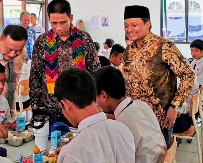 Wamendagri Akhmad Wiyagus menilai keberadaan Sekolah Rakyat Sentra Budi Luhur merupakan salah satu upaya nyata dalam memutus rantai kemiskinan melalui pendidikan yang terarah dan disiplin/ Rabu (3/12/2025). (SuarIndonesia/Adv)