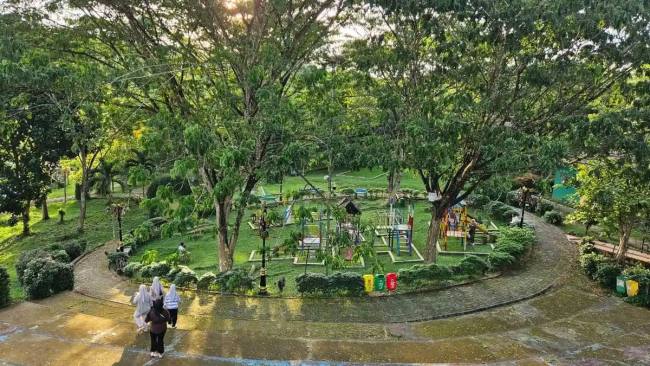 Arena bermain di Taman Hijau Balangan, Jalan A Yani, Kecamatan Paringin Selatan, Kabupaten Balangan menjadi tempat paling diminati dari wisata keluarga. (SuarIndonesia/Adv)