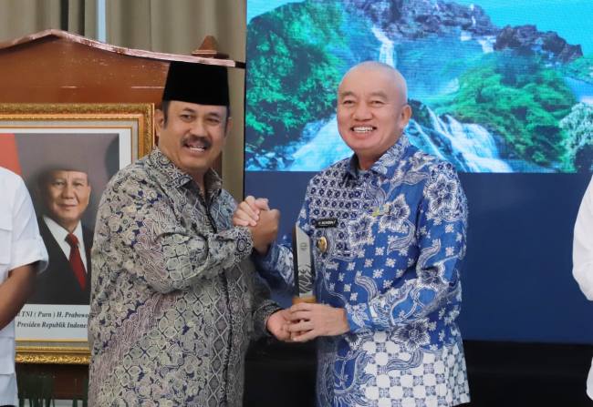 Gubernur Kalsel, H. Muhidin terima Penghargaan Menteri PPN/ Bappenas RI dalam acara Indonesia’s Geopark Leader Forum, di Jakarta, Rabu (3/12/2025). (SuarIndonesia/Ist)