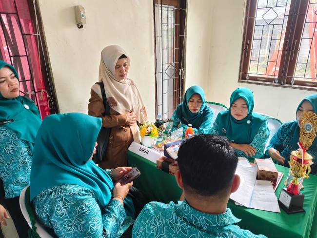 menampilkan berbagai inovasi dalam ajang penilaian Usaha Peningkatan Pendapatan Keluarga (UP2K) tingkat Kabupaten Balangan, Selasa (2/12/2025) (SuarIndonesia/Adv)