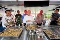 Guberur, Kalsel H Muhidin, bersama Kapolda Kalsel Irjen Pol Rosyanto Yudha Hermawan, cek semua fasilitas tersebut di Mako Brimob Jumat (5/12). (SuarIndonesia/Ist)