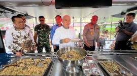 Guberur, Kalsel H Muhidin, bersama  Kapolda Kalsel Irjen Pol Rosyanto Yudha Hermawan, cek semua fasilitas tersebut di Mako Brimob  Jumat (5/12). (SuarIndonesia/Ist)