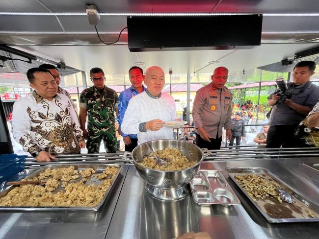 Guberur, Kalsel H Muhidin, bersama  Kapolda Kalsel Irjen Pol Rosyanto Yudha Hermawan, cek semua fasilitas tersebut di Mako Brimob  Jumat (5/12). (SuarIndonesia/Ist)