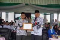 Peringatan Hari Ulang Tahun Persatuan Guru Republik Indonesia (PGRI) dan Hari Guru Nasional (HGN) yang digelar di halaman Kantor Bupati Balangan, Paringin Selatan, Kamis (4/12/2025). (SuarIndonesia/Adv)