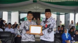 Peringatan Hari Ulang Tahun Persatuan Guru Republik Indonesia (PGRI) dan Hari Guru Nasional (HGN) yang digelar di halaman Kantor Bupati Balangan, Paringin Selatan, Kamis (4/12/2025). (SuarIndonesia/Adv)
