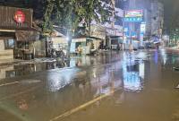 Ruas Jalan Jl DI Panjaitan arah Simpang Empat Pasar Lama Banjarmasin Tengah yang tergenang banjir rob akibat air pasang tinggi, Selasa (9/12/2025). (SuarIndonesia/Utha)