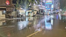 Ruas Jalan Jl DI Panjaitan arah Simpang Empat Pasar Lama Banjarmasin Tengah yang tergenang banjir rob akibat air pasang tinggi, Selasa (9/12/2025). (SuarIndonesia/Utha)