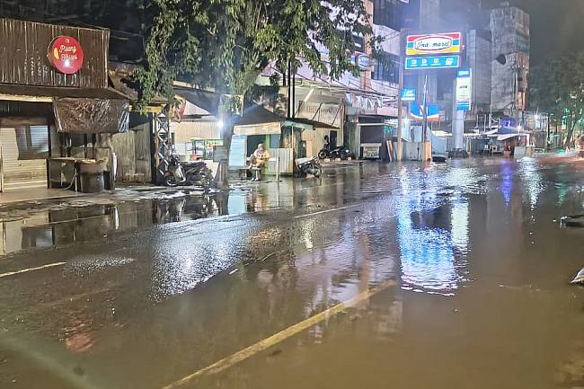 Ruas Jalan Jl DI Panjaitan arah Simpang Empat Pasar Lama Banjarmasin Tengah yang tergenang banjir rob akibat air pasang tinggi, Selasa (9/12/2025). (SuarIndonesia/Utha)