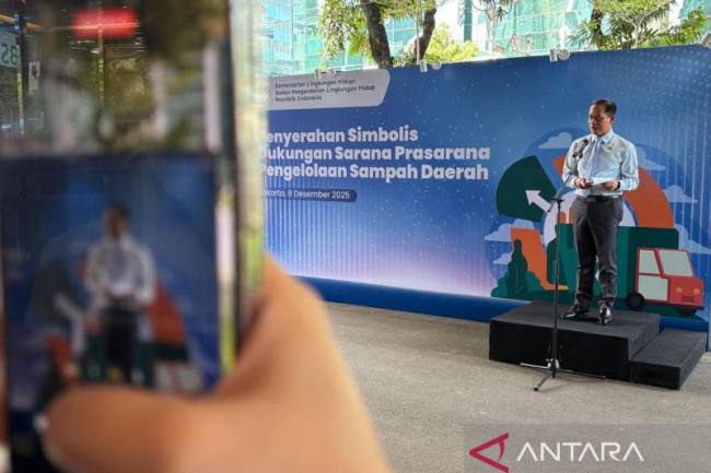 Menteri LH/Kepala BPLH Hanif Faisol Nurofiq memberikan arahan saat pelepasan bantuan untuk banjir Sumatera dan penyerahan bantuan sarana prasarana pengelolaan sampah di Jakarta, Senin (8/12/2025). (ANTARA/Prisca Triferna)
