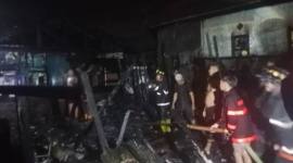 Amuk api hanguskan rumah penjual lontong di Jalan Kelayan A Gang 12 Komplek Setuju RT15 RW 02 Banjarmasin Selatan, Senin (8/12/2025)  malam, sekitar pukul 21.00 WITA (SuarIndonesia/DO)