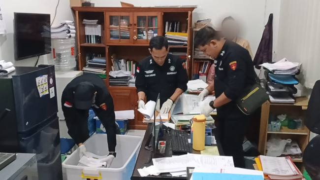 Sita berbagai dokumen, arsip serta data elektronik di Kantor PT Bangun Banua di Jalan Yos Sudarso Banjarmasin Barat, Selasa (9/12/2025). (SuarIndonesia/Ist)