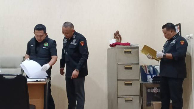 penggeledahan di Kantor PT Bangun Banua di Jalan Yos Soedarso Banjarmasin (SuarIndonesia/Ist)