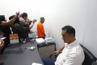 Supian alias Amang Iyan, diduga rudapaksa terhadap seorang bocah perempuan berusia 9 tahun, yang diamankan di Polresta Banjarmasin (SuarIndonesia/YI)