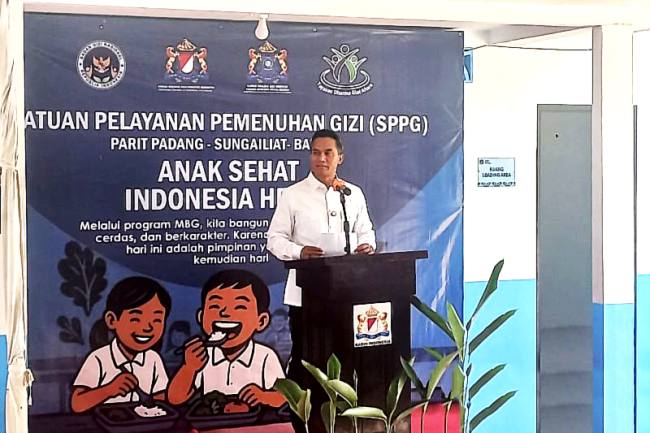 
Ketua Umum KADIN Indonesia Anindya N Bakrie, saat membuka secara resmi SPPG Parit Padang Bangka, di Sungailiat, Rabu (10/12/2025). (ANTARA/Kasmono)
