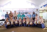 PAKET BANTUAN- Wakil Ketua TP PKK Provinsi Kalimantan Selatan, Hj Ellyana Trisya saat menerima 1000 Paket subsidi bantuan dari Ketua Ikatan Istri Pegawai Bank kalsel, Miliyani (istri dari Direktur Utama Bank Kalsel) bersama Ketua TP PKK Kota Banjarmasin, Hj Neli Listriani pun menerima 200 selanjutkan didistribusikan untuk warga yang berhak menerima.(Foto: HumasBankKalsel)