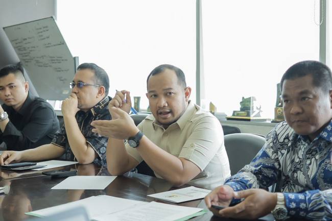Rombongan Banggar DPRD Kalsel yang dipimpin Wakil Ketua DPRD, H. M. Alpiya Rakhman, melakukan konsultasi intensif mengenai dokumen APBD 2026 ke Kementerian Dalam Negeri (Kemendagri) RI Kamis (11/12/2025) (SuarIndonesia/Ist)