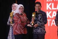 Penghargaan tersebut diterima langsung oleh Bupati Balangan, Abdul Hadi, yang  diserahkan Direktur CNN Indonesia, Titin Rosmasari. (SuarIndonesia/Adv) 