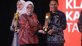 Penghargaan tersebut diterima langsung oleh Bupati Balangan, Abdul Hadi, yang  diserahkan Direktur CNN Indonesia, Titin Rosmasari. (SuarIndonesia/Adv) 