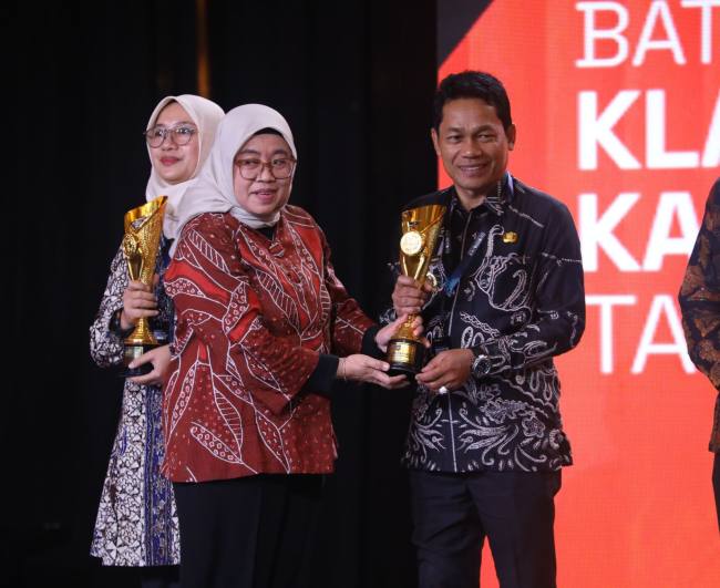 Penghargaan tersebut diterima langsung oleh Bupati Balangan, Abdul Hadi, yang  diserahkan Direktur CNN Indonesia, Titin Rosmasari. (SuarIndonesia/Adv) 