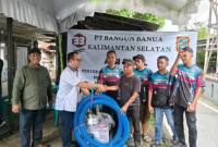 Direktur Utama PT Bangun Banua, H. Afrizaldi, menyerahkan 3 unit kendaraan roda tiga (tossa) dan 3 unit alkon pemadam kebakaran, disaksikan Direktur Umum Dwi Roso Santoso, Jumat (12/12/2025) (SuarIndonesia/Ist)