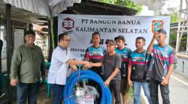 Direktur Utama PT Bangun Banua, H. Afrizaldi, menyerahkan 3 unit kendaraan roda tiga (tossa) dan 3 unit alkon pemadam kebakaran, disaksikan Direktur Umum Dwi Roso Santoso, Jumat (12/12/2025) (SuarIndonesia/Ist)