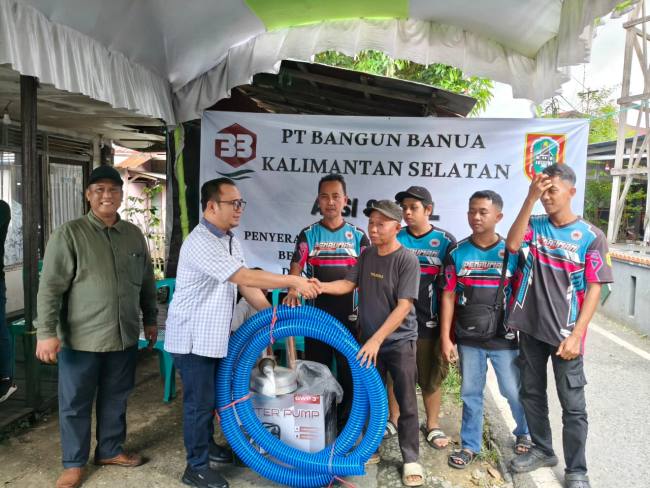 Direktur Utama PT Bangun Banua, H. Afrizaldi, menyerahkan 3 unit kendaraan roda tiga (tossa) dan 3 unit alkon pemadam kebakaran, disaksikan Direktur Umum Dwi Roso Santoso, Jumat (12/12/2025) (SuarIndonesia/Ist)