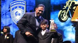 Penghargaan diserahkan Ketua IMI Kalsel Edy Sudarmadi kepada pembalap Motocross cilik asal Kandangan pada puncak gelaran Jambore IMI Kalsel, di Gedung Olahraga (GOR) Babussalam, Kota Banjarbaru, Sabtu (13/12/2025) malam. (SuarIndonesia/Ist)