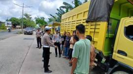 Sosialisasi dilaksanakan di tiga titik yakni di Simpang Empat Masjid Al Akbar Balangan, di depan warung makan padang roda dua, dan depan kantor Diskominfosan, Kamis (11/12/2025) (SuarIndonesia/Adv)