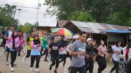 Kegiatan diikuti ratusan peserta yang terdiri dari tenaga kesehatan dan komunitas olahraga. Minggu (14/12/2025). (SuarIndonesia/Adv)