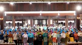 Gubernur Kalbar Ria Norsan menghadiri peringatan Hari Pantun Dunia (Harpandu) dan Hari Pantun Nasional (Hartunas) yang digelar di Pendopo Gubernur Kalimantan Barat, Pontianak, Selasa (16/12/2025). (Foto: Antara/Rendra Oxtora)