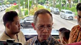 Mahendra Siregar, Ketua Dewan Komisioner OJK saat ditemui di Kantor Kemenko Perekonomian, Jakarta, Selasa (16/12/2025). (ANTARA/Bayu Saputra)