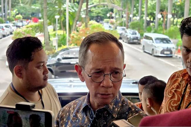 Mahendra Siregar, Ketua Dewan Komisioner OJK saat ditemui di Kantor Kemenko Perekonomian, Jakarta, Selasa (16/12/2025). (ANTARA/Bayu Saputra)