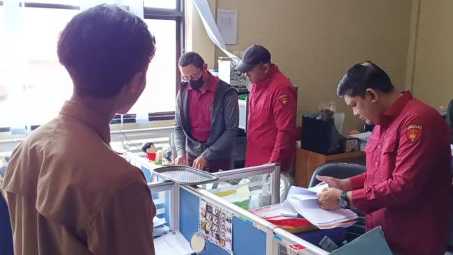 penyidik Pidana Khusus  Kejaksaan Tinggi Kalsel ketika penggeledahan -Kantor BKSDA