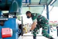 Panglima Kodam XII/Tanjungpura, Mayjen TNI Jamallulael, memimpin pemusnahan barang bukti narkotika dan ribuan pucuk senjata api rakitan di Lapangan Tidayu, Markas Kodam XII/Tanjungpura. (ANTARA/Jessica Helena W)