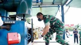 Panglima Kodam XII/Tanjungpura, Mayjen TNI Jamallulael, memimpin pemusnahan barang bukti narkotika dan ribuan pucuk senjata api rakitan di Lapangan Tidayu, Markas Kodam XII/Tanjungpura. (ANTARA/Jessica Helena W)