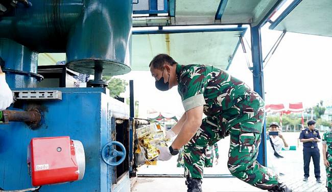 Panglima Kodam XII/Tanjungpura, Mayjen TNI Jamallulael, memimpin pemusnahan barang bukti narkotika dan ribuan pucuk senjata api rakitan di Lapangan Tidayu, Markas Kodam XII/Tanjungpura. (ANTARA/Jessica Helena W)