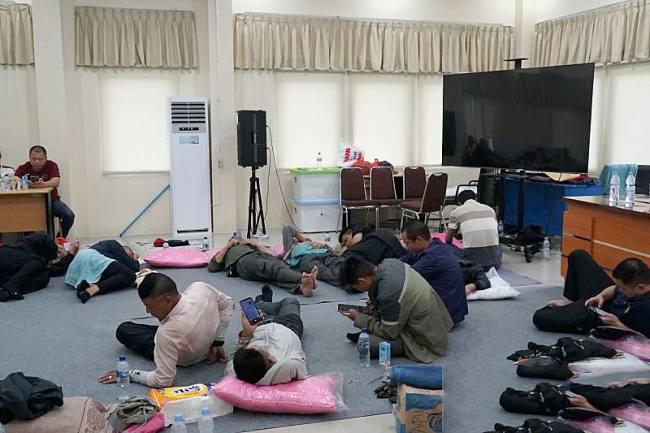 Para WNA China yang ditahan sementara pihak Imigrasi Ketapang. (Foto: Dok Imigrasi Ketapang)