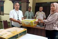 Petugas Balai Karantina Hewan Kalimantan Barat menyerahkan burung hasil penggagalan pengiriman ke luar Kalimantan kepada BKSDA Kalbar (ANTARA/Rendra Oxtora)