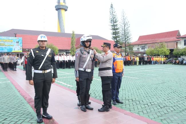 Polresta Banjarmasin gelar pasukan Operasi Lilin Intan 2025 di halaman Mapolresta Banjarmasin, Jumat (19/12/2025). (SuarIndonesia/YI)