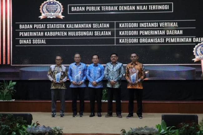 Anugerah Keterbukaan Informasi Publik Tahun 2025 yang diselenggarakan oleh Komisi Informasi Provinsi Kalsel di Mahligai Pancasila, Banjarmasin, Jumat (19/12/2025) malam (SuarIndonesia/Adv)
