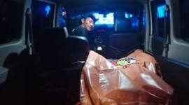 Jasad dievakuasi para relawwan Rescue Gabungan ke ruangan Instalasi Pemulasaraan Jenazah Rumah Sakit Umum Daerah (RSUD) Ulin Banjarmasin, untuk dilakukan visum. (SuarIndonesia/DO)