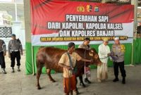 Kapolda Kalsel, Irjen Pol Rosyanto Yudha Hermawan Penyerahan untuk 5 Rajab atau Haul Abah Guru Sekumpul secara simbolis kepada KH Sa’dudin. Senin (22/12/2025). (SuarIndonesia/Ist)