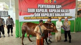 Kapolda Kalsel, Irjen Pol Rosyanto Yudha Hermawan Penyerahan untuk 5 Rajab atau Haul Abah Guru Sekumpul secara simbolis kepada KH Sa’dudin. Senin (22/12/2025). (SuarIndonesia/Ist)