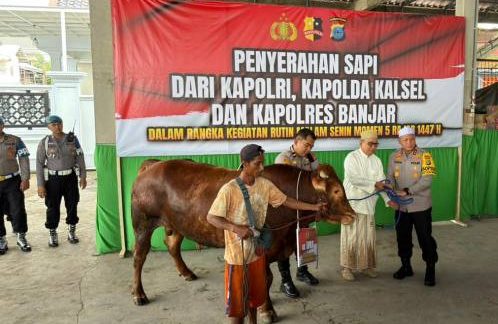 Kapolda Kalsel, Irjen Pol Rosyanto Yudha Hermawan Penyerahan untuk 5 Rajab atau Haul Abah Guru Sekumpul secara simbolis kepada KH Sa’dudin. Senin (22/12/2025). (SuarIndonesia/Ist)